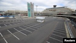 Üres a kölni repülőtér parkolója 2020. március 30-án