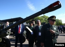 Чжан Юся (оң жақта) халықаралық қару-жарақ және әскери техника көрмесінде жүр. Минск, Беларусь, 20 мамыр, 2017 жыл.