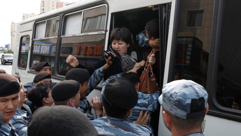 Паліцыя Казахстану затрымлівае дзяўчынку-падлетка на вачах у сям'і. Відэа