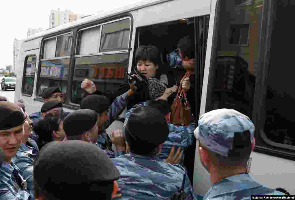 Министерство внутренних дел Казахстана сообщило, что в Алматы и Нур-Султане 21 сентября задержали 57 человек. В МВД сказали, что рассматривают вопрос о привлечении задержанных к административной ответственности. Данные по числу задержанных в других городах ведомство не представило. Закон о митингах обязывает казахстанцев брать разрешение в местных акиматах на проведение мирных собраний. Зачастую акиматы отвечают отказами на заявки активистов, пытающихся согласовать свои акции. Международные правозащитные организации критикуют законодательство Казахстана о митингах и призывают Нур-Султан пересмотреть его. Вступивший в должность президента в марте этого года Касым-Жомарт Токаев пообещал новый закон о митингах, однако&nbsp;к настоящему времени какой-либо проект поправок, смягчающих действующий закон, в парламент не поступил. &nbsp;