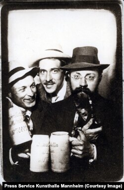 O fotografie a lui Matisse cu Hans Purrmann și Albert Weisgerber la Löwenbräukeller, Munchen, 1908