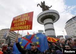 Учасники демонстрації під пам’ятником Александрові Македонському в центрі Скоп’є, 4 березня 2018 року