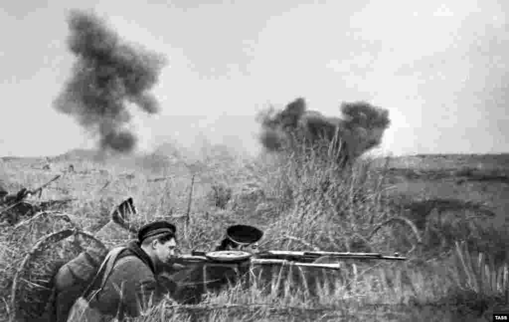 Ukraine -- Crimea -- Crimea. Siege of Sevastopol. The marines deter the enemy forces. Великая Отечественная война, 1942 год