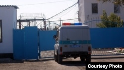 У ворот тюрьмы в Казахстане. 