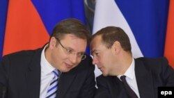 Aleksandar Vucic (solda) və Dmitry Medvedev 