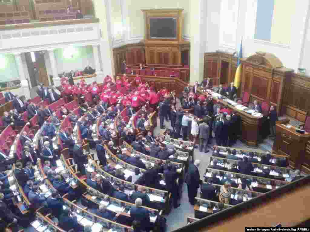 19 сентября парламент Украины одобрил черновой вариант соглашения об ассоциации с Европейским союзом. Документ принят единогласно. Как заявил глава делегации ЕС в Украине Ян Томбински, решение Верховной Рады - это «важный шаг» и подписание соглашения в ноябре в Вильнюсе станет «общим успехом граждан Украины и ЕС». Украинская оппозиция выступила против соглашения об ассоциации с ЕС.