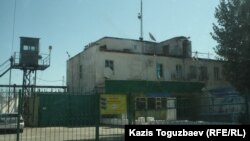 Ограждение вокруг одной из казахстанских тюрем.