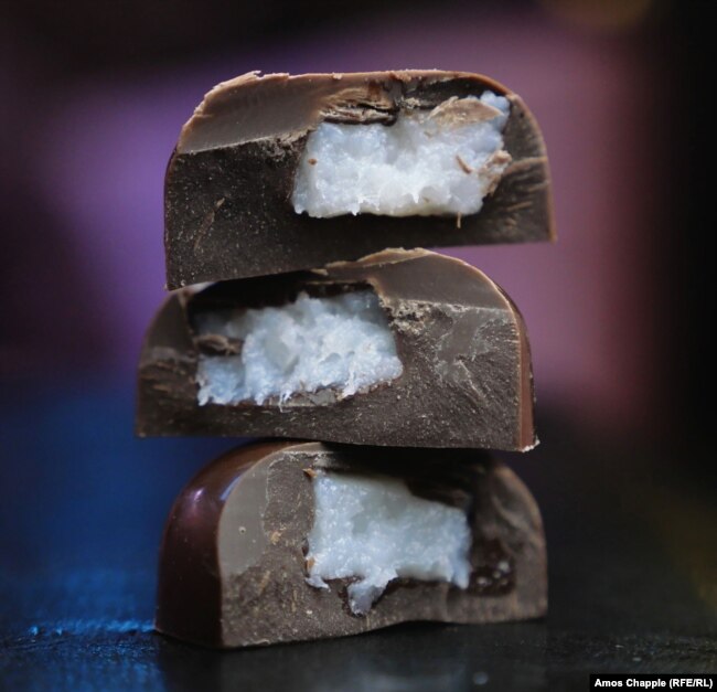 Ичига сало солинган турли-туман шоколадлар. Олхўри ва ялпиз ҳидлилари бор.