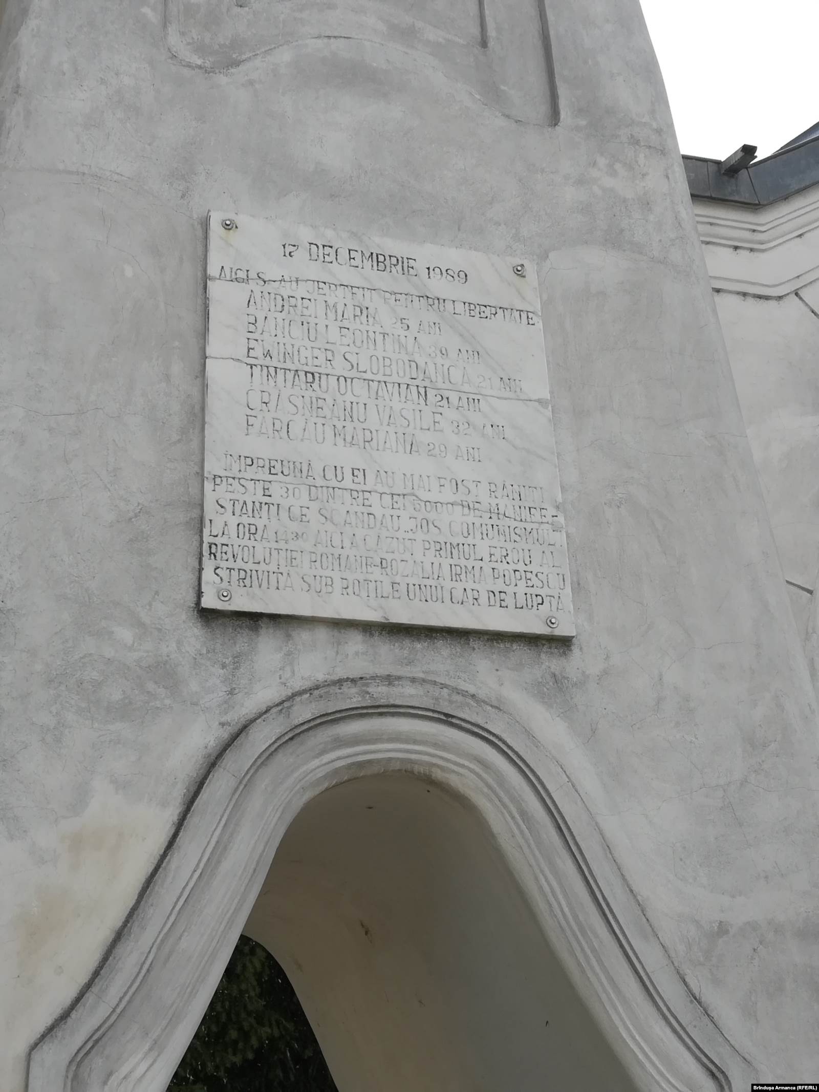  Placă memorială cu numele unor victime