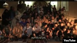 Сирияға жиһадқа барған қазақтар екенін мәлімдеп отырған адамдар. (YouTube видеосынан скриншот)