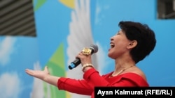 Қазақстанның халық әртісі Роза Рымбаева (архивтегі фото)