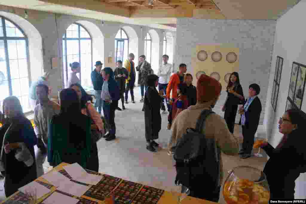Вечерняя выставка, организованная&nbsp;Айгуль Ибраевой, привлекло многих молодых астанчан, интересующихся деятелями современного искусства в Казахстане.