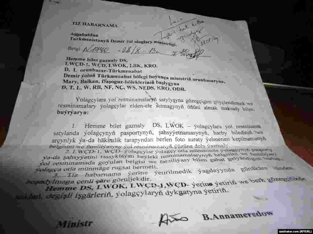 Biletsiz ýolagçylary "tertibe salmak üçin" demirýol ministrliginiň çykaran habarnamasy. Bellik: Resmi dokumentde "buýurýaryn" sözi harp ýalňyşy bilen çap edilipdir.