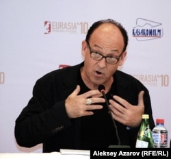 Режиссер Чак Рассел рассказывает о деталях планируемого казахстанско-американского фильма «Джинн». Алматы, 19 сентября 2014 года.