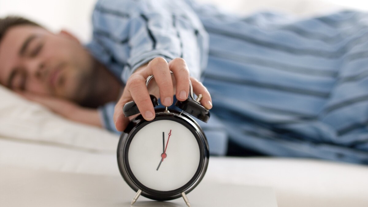 Человек в кровати. Сон после полудня. Сон после полудня. Сон после полудня. Бессонница мужчина.