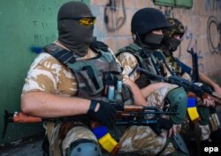 Украинские военные в Марьинке, август 2014 года