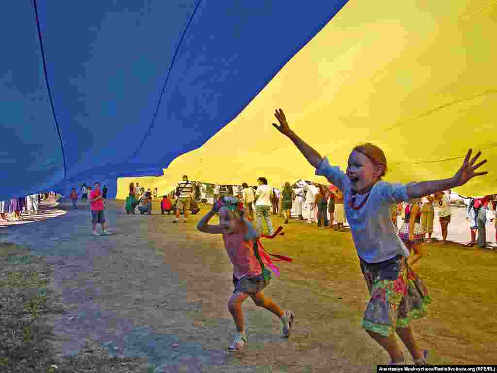 Діти під найбільшим у світі українським прапором. 23 серпня Україна святкувала День Державного прапора.