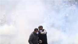 ضدعفونی کردن خیابان‌ها در تهران توسط ماموران آتش‌نشانی.