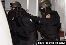 Policija odvodi Vukotića, februar 2020.