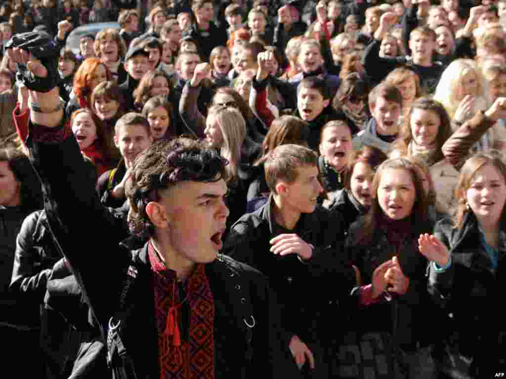 Кілька тисяч львівських студентів протестують проти запровадження платних послуг у вишах, 12 жовтня.Photo by Yuriy Dyachyshyn for AFP 