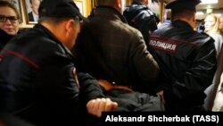 Саҳнаи боздошти ҳамлагари хабарнигори "Эхо Москвы"