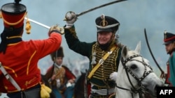 Участники исторического клуба воспроизводят битву под Бородино