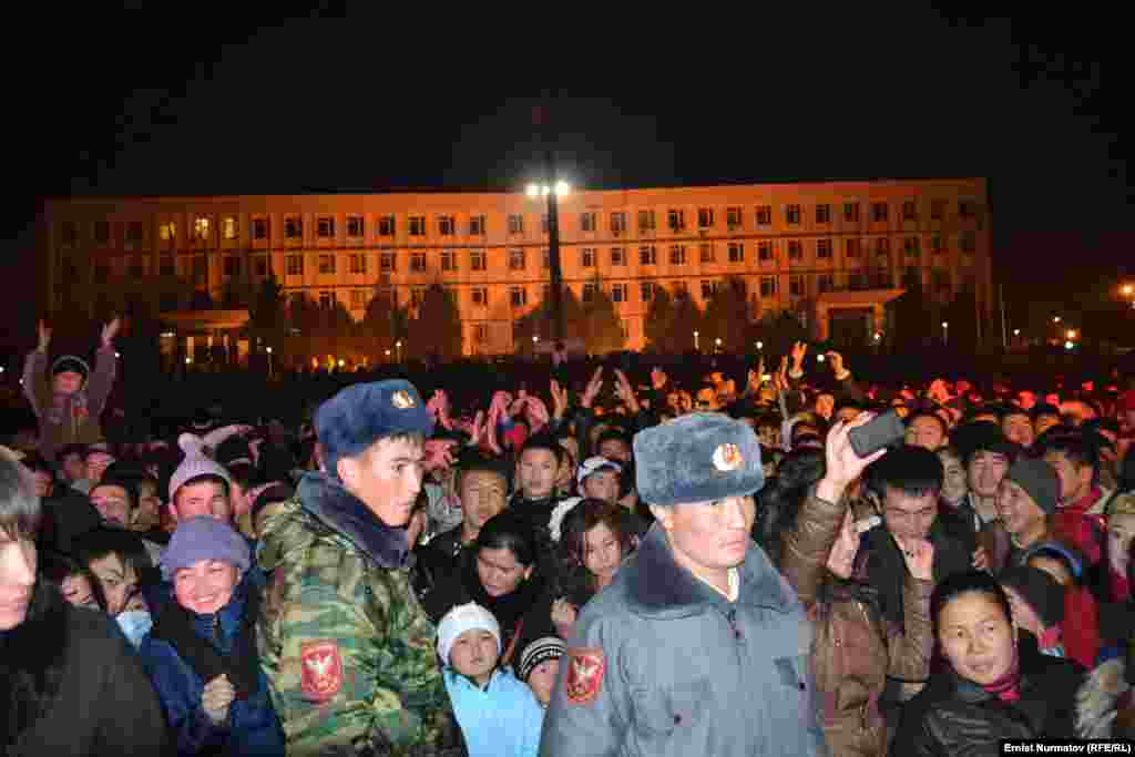 Шаардагы асма көпүрөнүн курулушу мындан бир айча мурдараак башталган. Анын курулушуна жалпы 500 млн сомдой каражат керек болоору айтылган. Бирок азырынча бул сумманын жарымы да жоктугун депутаттар айтып чыкканы бар.&nbsp; 