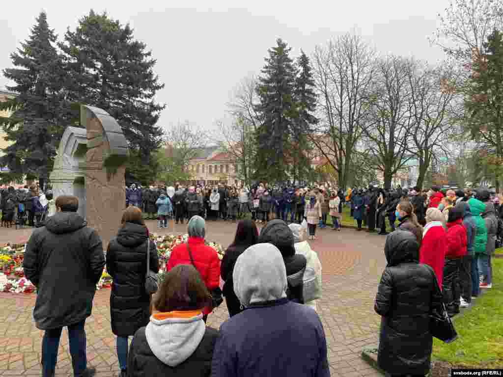 У Горадні людзі сабраліся ля мэмарыялу на месцы Фары Вітаўта, каб ушанаваць памяць Рамана Бандарэнкі