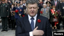 Президент Украины Петр Порошенко принял участие в церемонии возложения венков к Могиле Неизвестного солдата в Киеве 