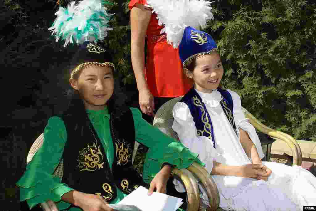 Үкілі қыздар - үкіліген үмітіміз - Kazakhstan-Kazakh Service Web Party, Kazakh Girls Wearing National Costume