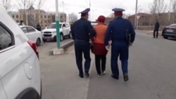 "Кедейдің кебін киеміз..." Қызылордада полиция әкімдік алдында өлең оқыған әйелді ұстап әкетті