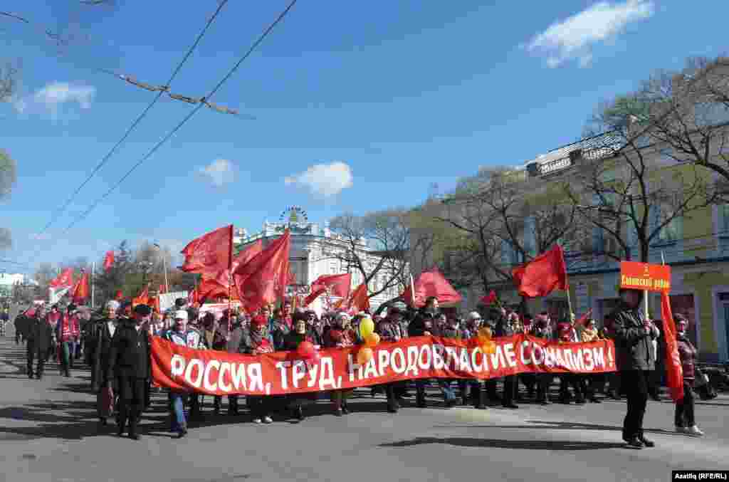 Коммунисты провели шествия и в других городах России. Омск, 1 мая 2013 года.