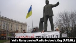 Днепропетровскідегі революционер-большевик Григорий Петровскийдің ескерткіші алдында оны алып тастау туралы пикетте тұрғандар. 29 қаңтар 2016 жыл.