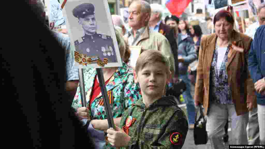 9 травня 2018 року, Севастополь. Хлопчик у військовій формі з портретом солдата під час акції &laquo;Безсмертний полк&raquo;