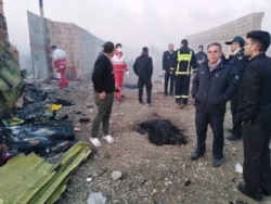 Іранські фахівці працюють на місці падіння літака