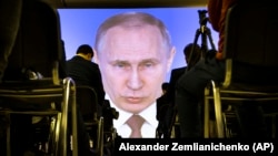 Журналисты смотрят трансляцию послания президента России Владимира Путина Федеральному собранию. Москва, 1 марта 2018 года.