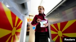 Një grua në Shkup duke votuar në zgjedhje. Fotografi nga arkivi. 