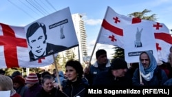 Сторонники Михеила Саакашвили возле украинского посольства в Тбилиси, декабрь 2017 года