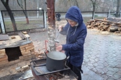 Дарья готовит чай на костре
