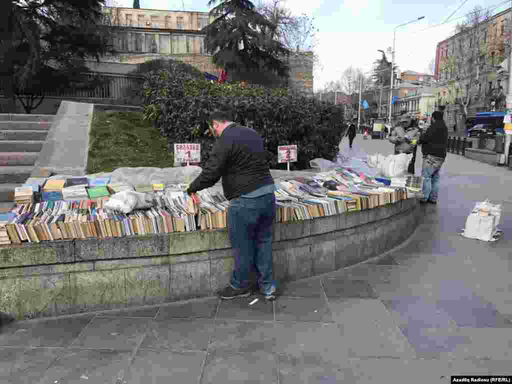 İndi restorandı... Bakıda əvvəllər bu passajda kitab satılardı...