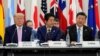 Premierul Japoniei, Shinzo Abe, flancat de președintele Statelor Unite, Donald Trump, și liderul chinez Xi Jinping. Osaka, 28 iunie 2019