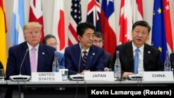 Premierul Japoniei, Shinzo Abe, flancat de președintele Statelor Unite, Donald Trump, și liderul chinez Xi Jinping. Osaka, 28 iunie 2019