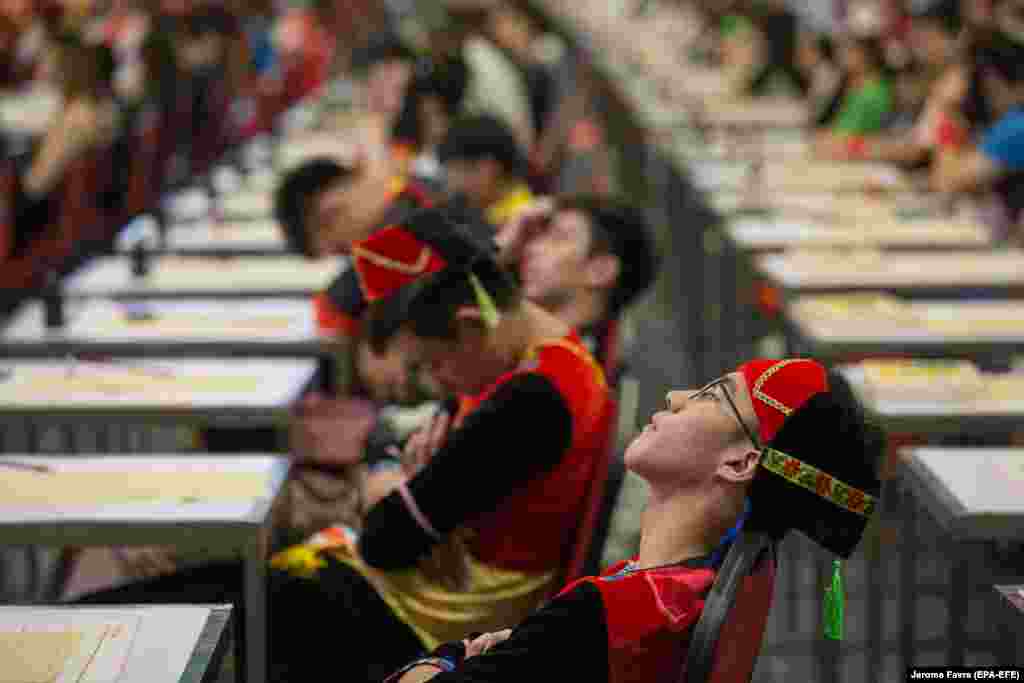 Participants take part in an attempt to set a world record for the largest calligraphy class in Hong Kong. Some 3,000 youths were trying to promote Chinese culture while celebrating Confucius&#39;s birthday. (EPA-EFE/Jerome Favre)