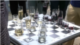 Белое против красного: в Грузии сыграли шахматный матч бокалами с вином