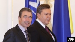 Генеральний секретар НАТО Андерс Фоґ Расмуссен (зліва) і Президент України Віктор Янукович