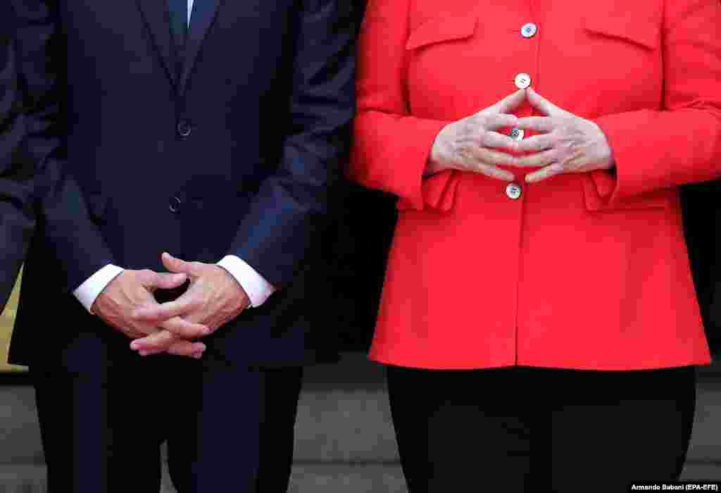 Presidenti francez, Emmanuel Macron (majtas), dhe kancelarja gjermane, Angela Merkel (djathtas), përpara hapjes së Panairit të Librit në Frankfurt më 10 tetor.&nbsp;