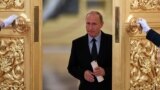 Владимир Путин идет на встречу с общественными деятелями и правозащитниками