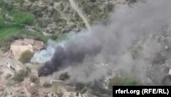 د کونړ په وټه پور ولسوالۍ کې د داعش او طالب په روانو جګړو کې د خلکو کورونه د سوځېدو په حال کې