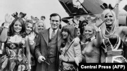 Г’ю Гефнер, його дівчата і його літак. 1970 рік, Париж, аеродром Ле Бурже