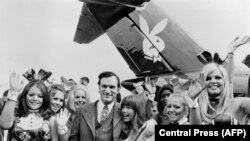 Хью Хефнер, его девушки и его самолет. 1970 год, Париж, аэродром Ле Бурже